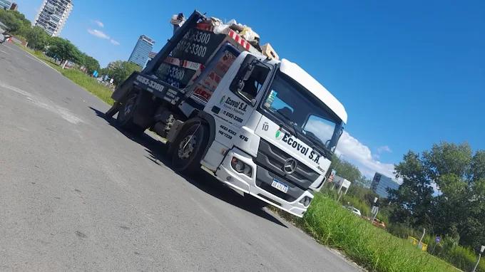 Camión de ECOVOL S.A. en servicio de retiro de escombros