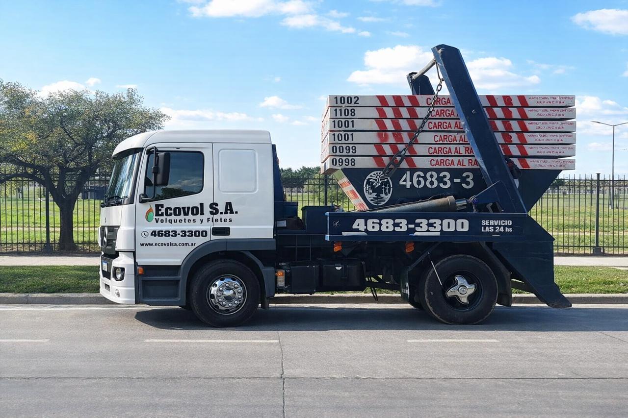 Camión de ECOVOL S.A. transportando volquete en Buenos Aires