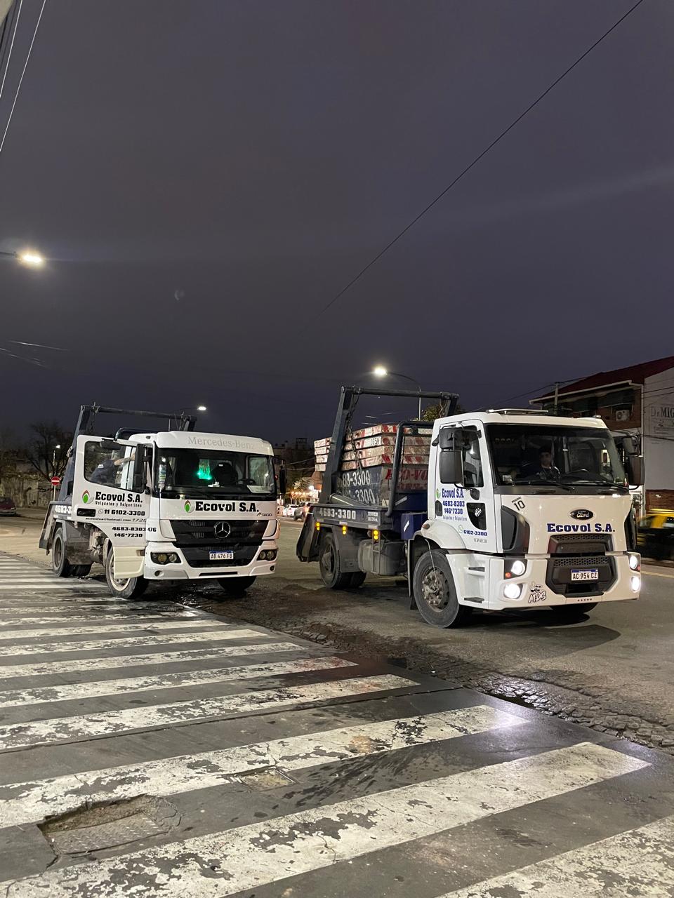 Camiones de ECOVOL S.A. estacionados en la calle